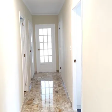 Precioso Piso En Playa America Con Jardin Privado.