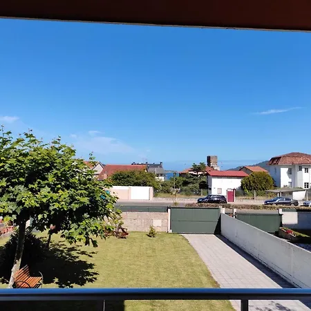Precioso Piso En Playa America Con Jardin Privado.